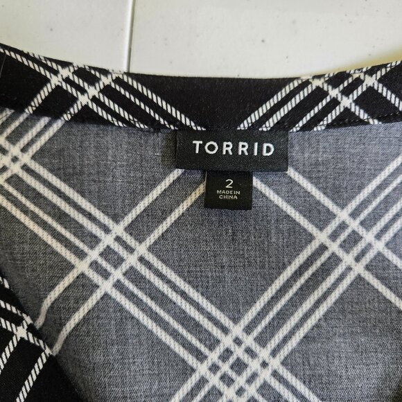 718-9 Torrid Plaid Button Front Challis Shirt sharkbite hem Dress Size 2 18/20 - Picture 12 of 16